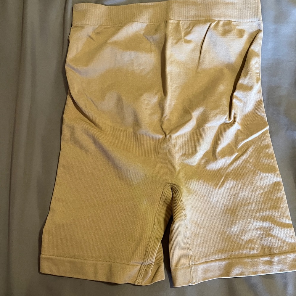 NWOT never worn
Soft material
Won’t roll up